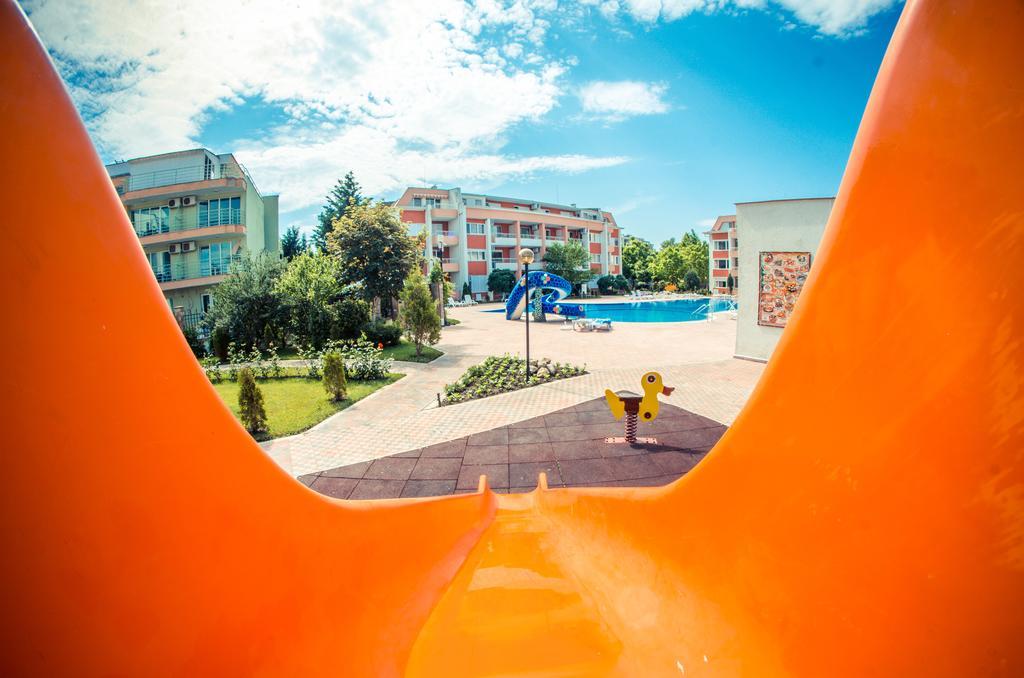 Sunny Fort Apartments Pantai Sunny Bagian luar foto