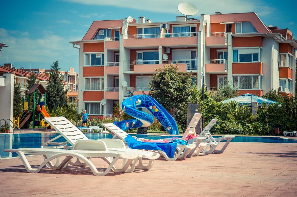 Sunny Fort Apartments Pantai Sunny Bagian luar foto