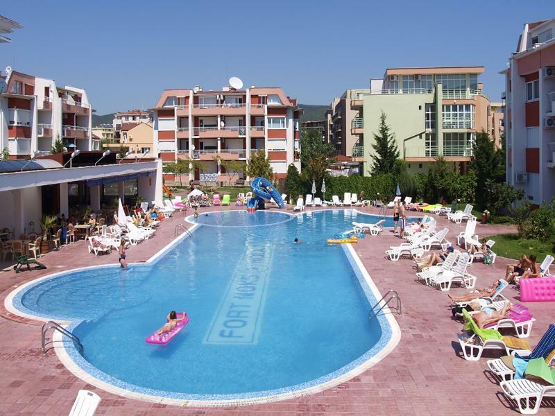Sunny Fort Apartments Pantai Sunny Bagian luar foto