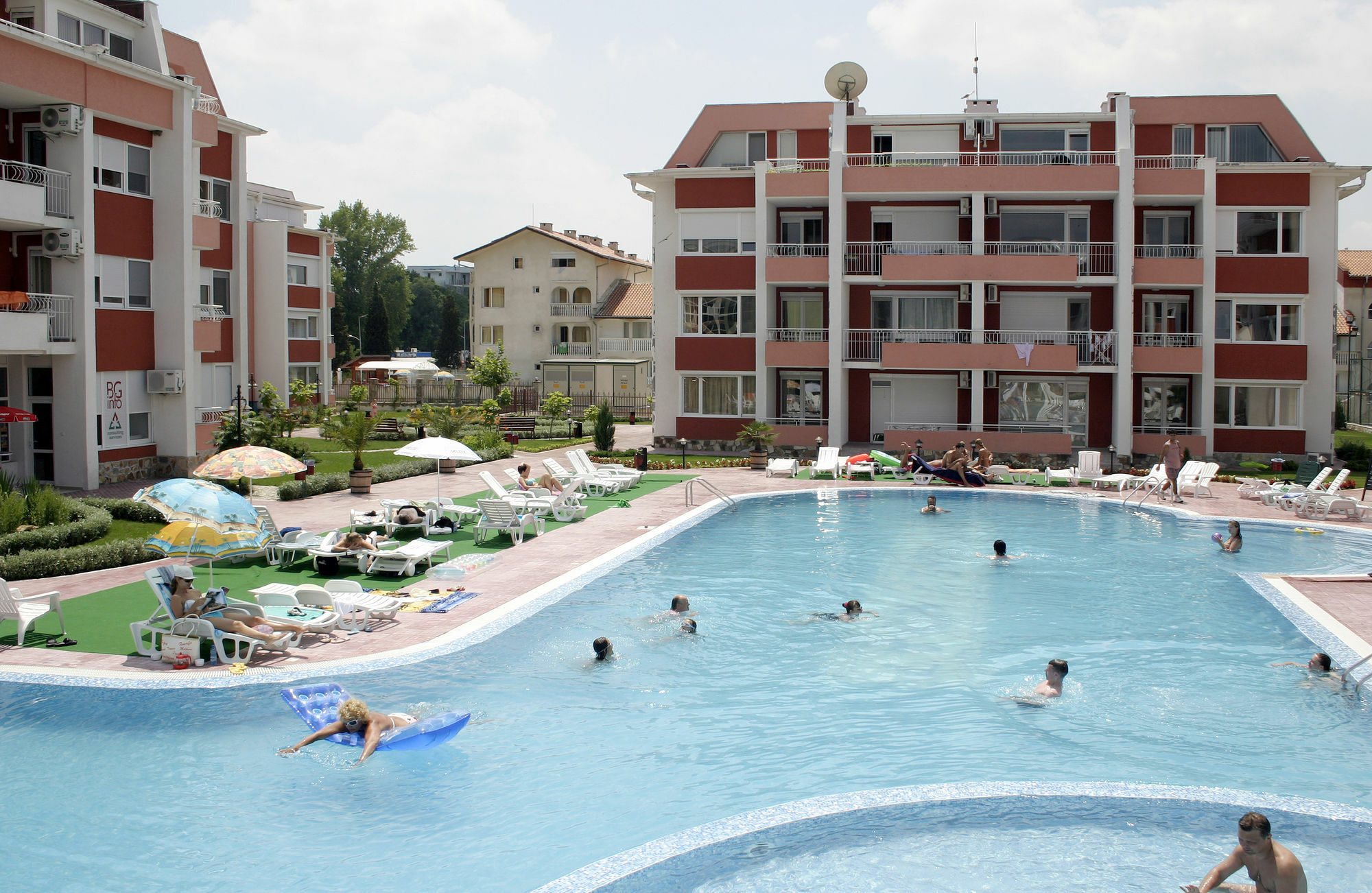 Sunny Fort Apartments Pantai Sunny Bagian luar foto
